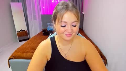 Snapshot of sarahmils chatting on November 4, 3:11 pm Sarah online show from November 4, 3:11 pm