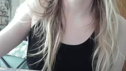 Sarah online show from March 28, 8:30 pm