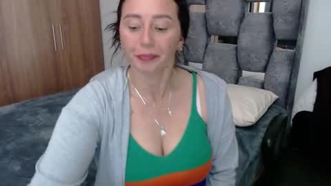 Snapshot of sarahott_1 chatting on December 6, 9:13 pm Lia online show from December 6, 9:13 pm