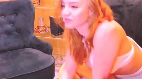 Sarah  Follow me  Thumb UP  online show from January 27, 12:58 pm