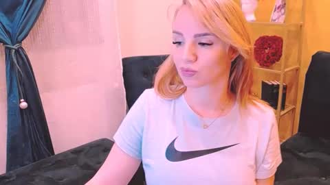 Sarah  Follow me  Thumb UP  online show from March 5, 10:33 am