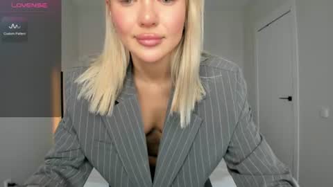 Snapshot of sarahphyllis chatting on June 11, 1:42 pm sarahphyllis online show from June 11, 1:42 pm