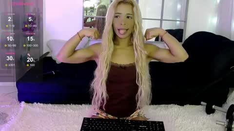 sarahraiynex online show from May 23, 4:29 am