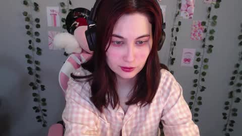 Snapshot of sarakinski chatting on February 16, 1:27 pm Sara online show from February 16, 1:27 pm