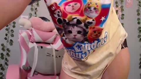 Snapshot of sarakinski chatting on March 1, 12:01 pm Sara online show from March 1, 12:01 pm