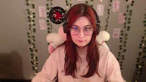 Snapshot of sarakinski chatting on December 3, 10:13 am Sara online show from December 3, 10:13 am