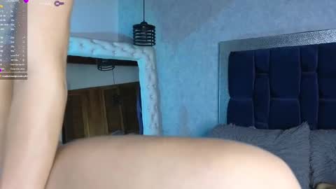 Snapshot of sarawilliamss_ chatting on December 12, 8:25 am Sara W online show from December 12, 8:25 am