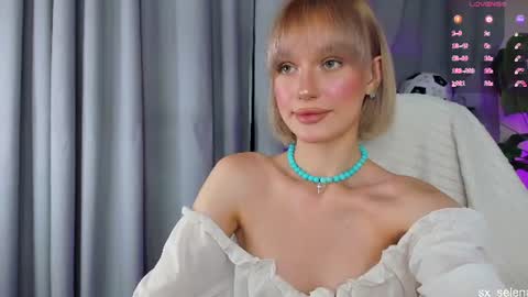 Snapshot of sarilit chatting on July 8, 3:00 am Your Selena 3 online show from July 8, 3:00 am