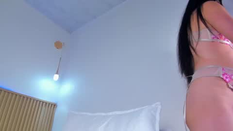 Snapshot of sarita__gomez chatting on June 10, 6:01 am Sarita online show from June 10, 6:01 am