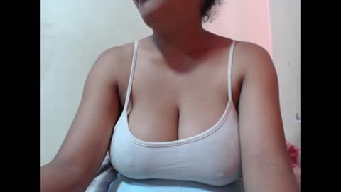 Snapshot of saronette chatting on November 4, 5:28 am saronette online show from November 4, 5:28 am