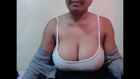 Snapshot of saronette chatting on December 2, 5:35 am saronette online show from December 2, 5:35 am