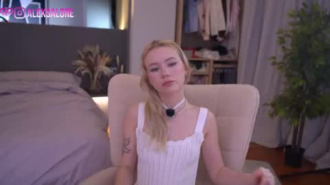 Snapshot of sashalore chatting on March 21, 3:22 am sashalore online show from March 21, 3:22 am