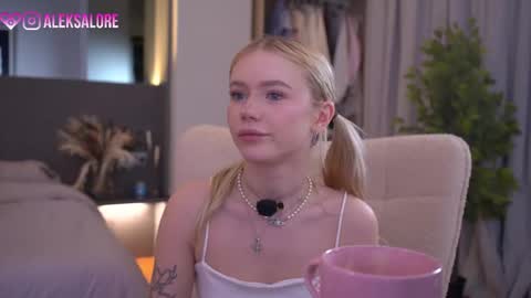 Snapshot of sashalore chatting on March 22, 3:10 am sashalore online show from March 22, 3:10 am