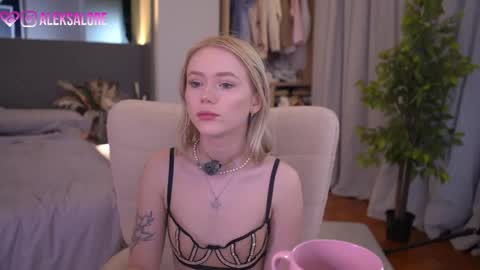 Snapshot of sashalore chatting on March 28, 3:17 am sashalore online show from March 28, 3:17 am