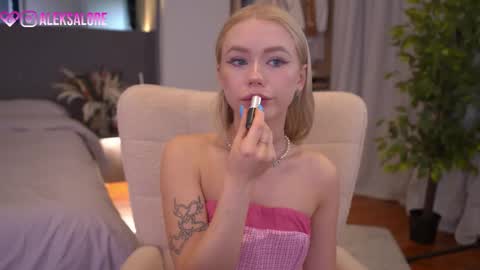 Snapshot of sashalore chatting on March 29, 2:33 am sashalore online show from March 29, 2:33 am