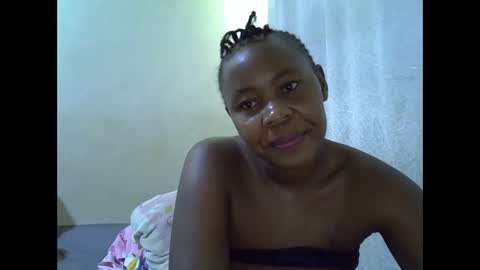 Snapshot of sassy_bella chatting on February 17, 8:33 am sassy_bella online show from February 17, 8:33 am