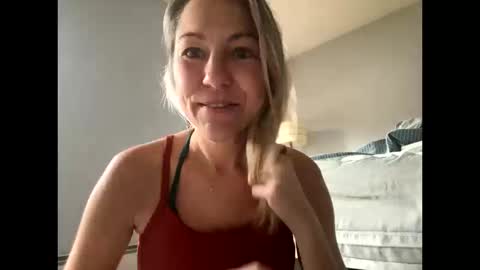 Snapshot of sassyella chatting on October 19, 4:29 pm Sassyella online show from October 19, 4:29 pm