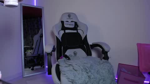 Snapshot of satanbabee_ chatting on January 1, 11:51 pm im expecting 300 thumbs up on my altar online show from January 1, 11:51 pm