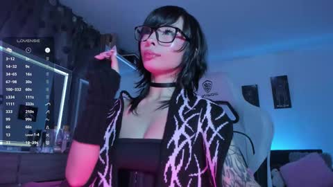 Snapshot of satanbabee_ chatting on September 18, 11:51 pm im expecting 300 thumbs up on my altar online show from September 18, 11:51 pm