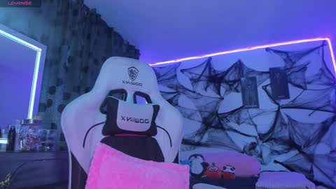 Snapshot of satanbabee_ chatting on October 4, 11:36 pm im expecting 300 thumbs up on my altar online show from October 4, 11:36 pm