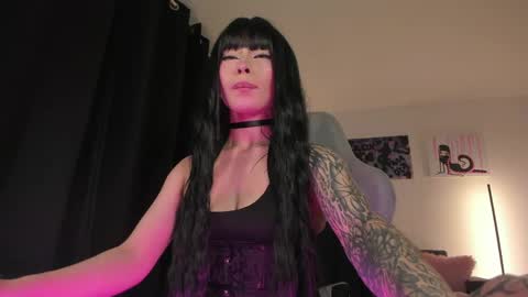    im expecting 300 thumbs up on my altar online show from April 26, 11:13 pm