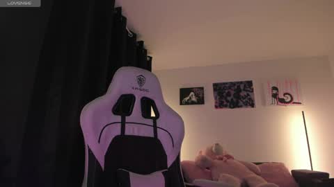    im expecting 300 thumbs up on my altar online show from April 29, 11:44 pm
