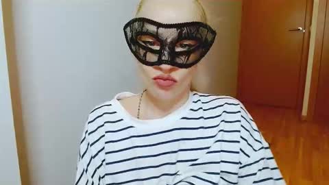 Snapshot of satinqueen90 chatting on October 14, 6:36 am Satinqueen90 online show from October 14, 6:36 am