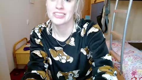 Snapshot of satinqueen90 chatting on November 21, 8:35 am Satinqueen90 online show from November 21, 8:35 am