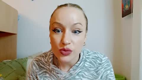 Snapshot of satinqueen90 chatting on December 15, 11:25 am Satinqueen90 online show from December 15, 11:25 am