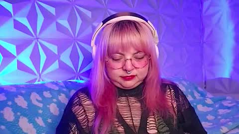 Gina George online show from March 8, 12:30 am