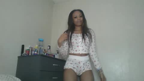 Snapshot of saucy_shanice chatting on February 10, 3:35 am Shaniiice online show from February 10, 3:35 am