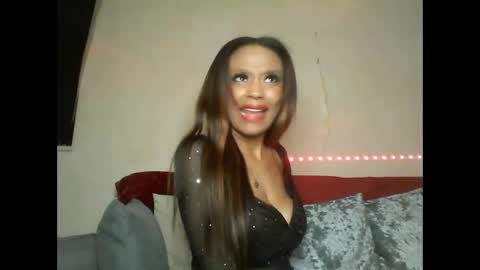 Snapshot of saucy_shanice chatting on February 14, 8:05 pm Shaniiice online show from February 14, 8:05 pm