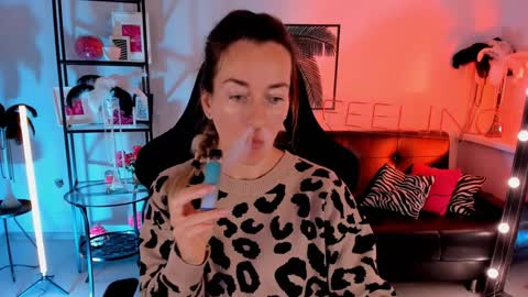 save the qween online show from December 8, 5:18 am
