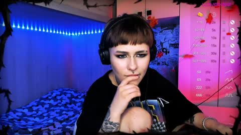 pronoun she. name Mary. age 21. online show from December 1, 4:29 pm