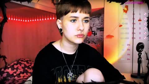 pronoun she. name Mary. age 21. online show from December 5, 2:00 pm