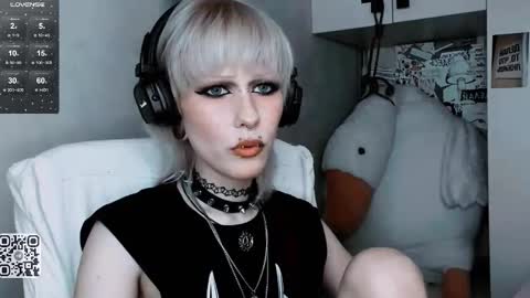 pronoun she. name Mary. age 21. online show from October 22, 10:26 am