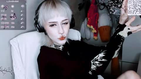 pronoun she. name Mary. age 21. online show from November 10, 1:43 pm
