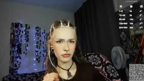 pronoun she. name Mary. age 21. online show from July 27, 5:20 pm
