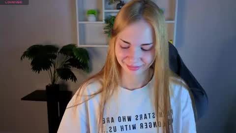 Snapshot of sayl0r_moon chatting on May 2, 9:25 am Kira GMT 7 Mon Thu-Sun 0800am-0200pm online show from May 2, 9:25 am