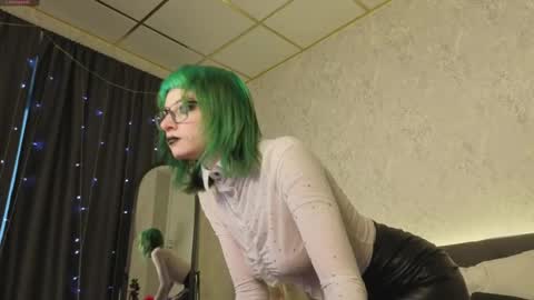 Snapshot of scarle_whisper chatting on April 1, 1:17 am Emmy online show from April 1, 1:17 am