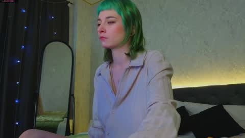 Snapshot of scarle_whisper chatting on April 5, 1:03 am Emmy online show from April 5, 1:03 am