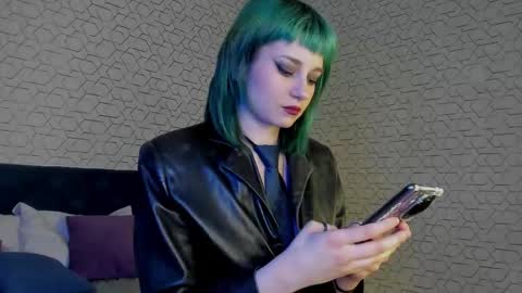 Snapshot of scarle_whisper chatting on April 23, 9:41 am Emmy online show from April 23, 9:41 am