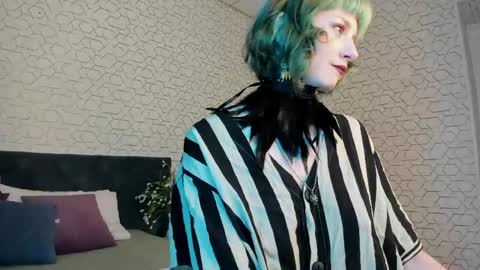 Snapshot of scarle_whisper chatting on May 11, 9:26 am Emmy online show from May 11, 9:26 am
