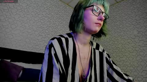Snapshot of scarle_whisper chatting on May 12, 9:17 am Emmy online show from May 12, 9:17 am