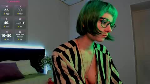Snapshot of scarle_whisper chatting on May 23, 9:24 am Emmy online show from May 23, 9:24 am