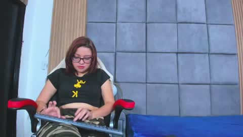 Snapshot of scarlet_blom chatting on June 15, 12:29 pm scarlet blom online show from June 15, 12:29 pm