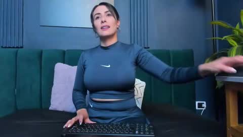 Scarlet Edwars online show from October 14, 8:20 pm