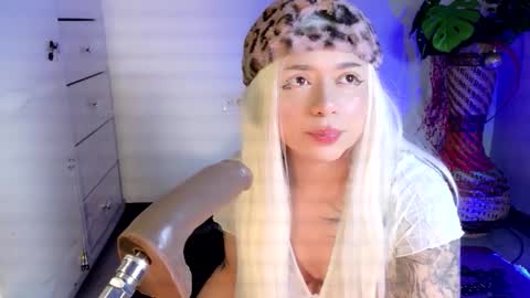 Snapshot of scarlet_gold chatting on March 23, 1:42 am scarlet_gold online show from March 23, 1:42 am