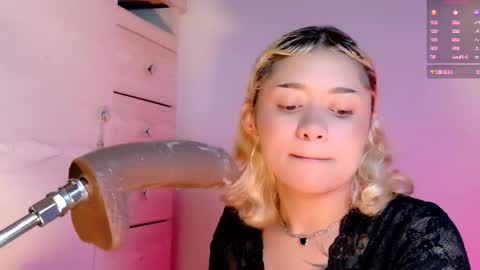 Snapshot of scarlet_gold chatting on April 1, 1:06 am scarlet_gold online show from April 1, 1:06 am