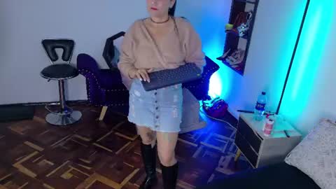 Snapshot of scarlet_hiit chatting on July 1, 4:14 am scarlet_hiit online show from July 1, 4:14 am